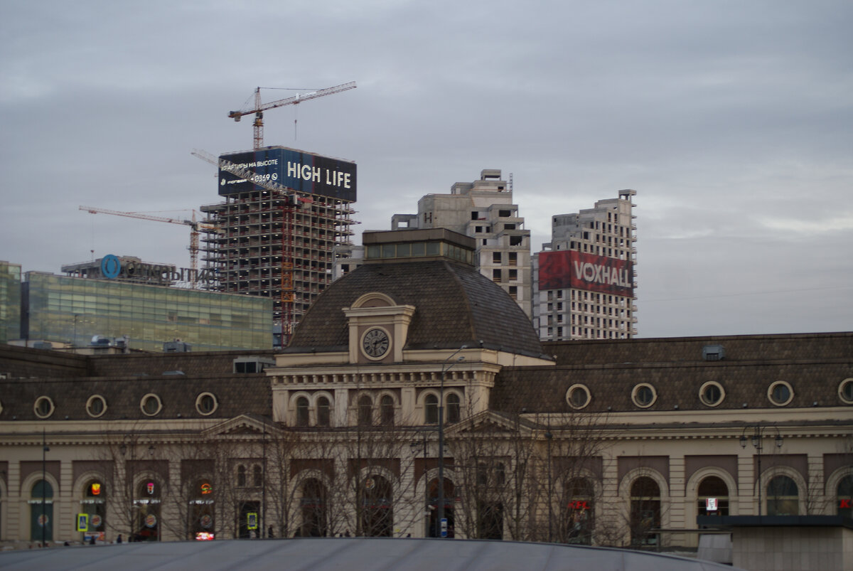 Все фото: автор Юлия Чуксина, 26 марта 2024 года. Вид на строящиеся проекты за Павелецким вокзалом с высоты нового парка.