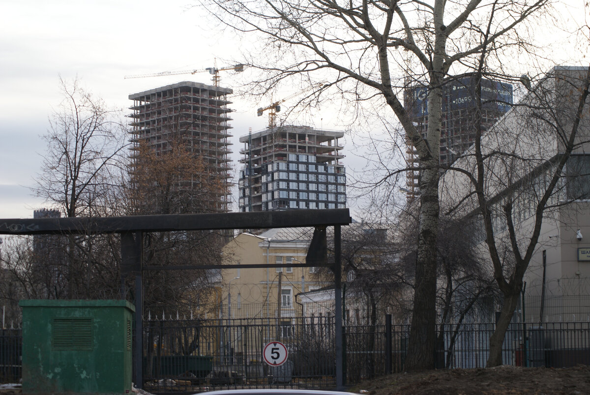Вид на HIGH LIFE со стороны Дербеневской набережной. 