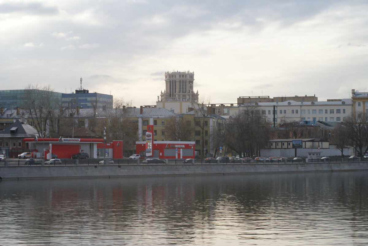 Вид в сторону метро Павелецкая с Новоспасского моста. 