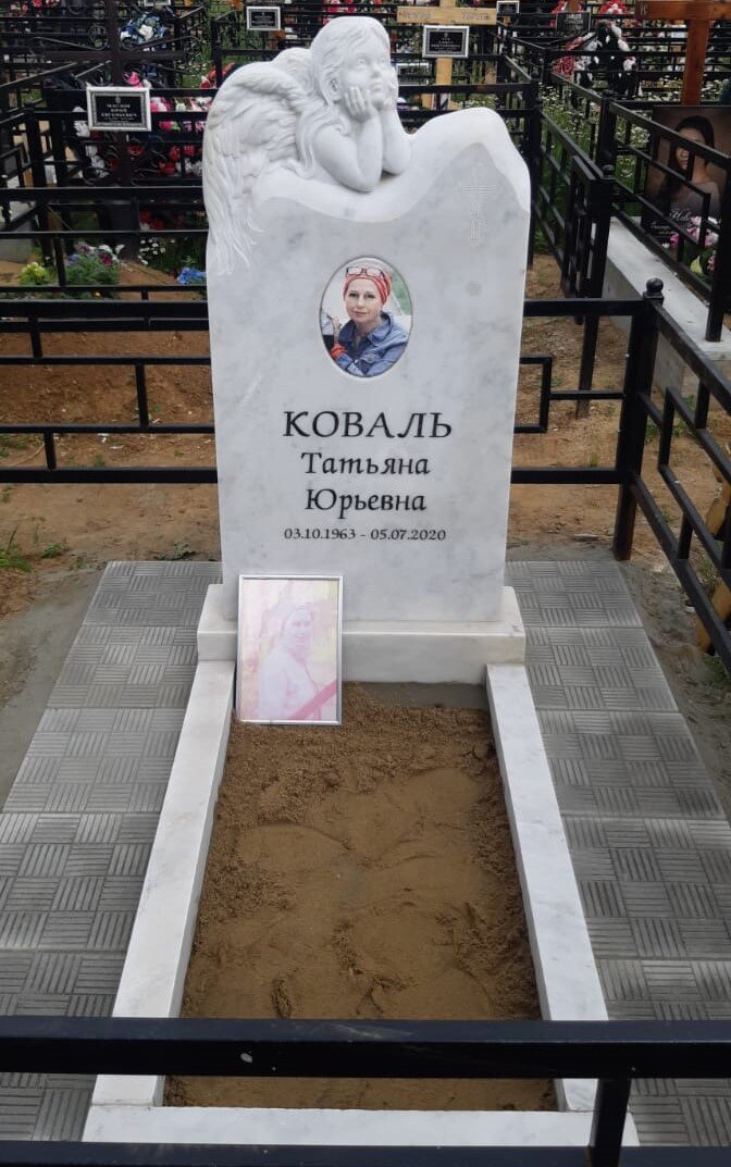 Мраморный памятник с ангелом