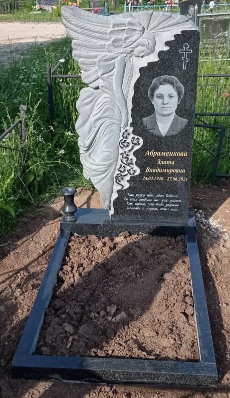 Памятник из гранита с ангелом