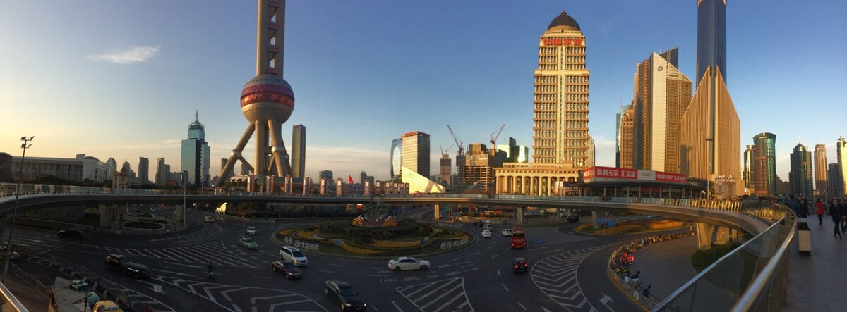 Вид на район Пудун и его небоскребы с пешеходного моста.