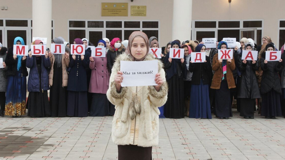 Дресс код в чечне. Хиджаб в школах Чечни. Чеченские девушки в школе. Ученица в хиджабе. Чеченки в школьной форме.