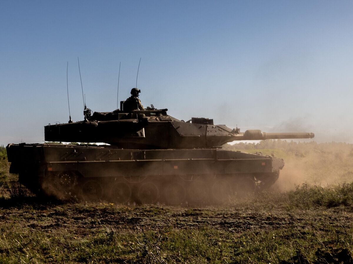    Шведский основной боевой танк Stridsvagn 122, представляющий собой лицензированный немецкий танк Леопард 2А5© Фото : Rob Kunzig