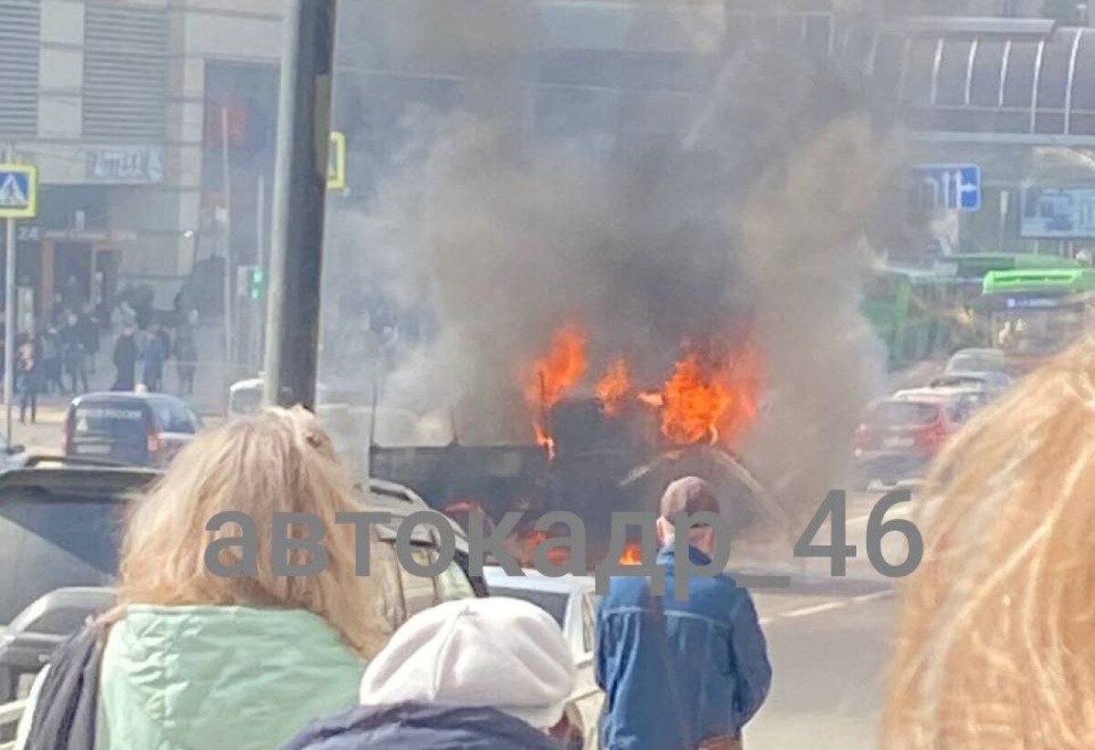    В Курске около Центрального рынка горит автомобиль
