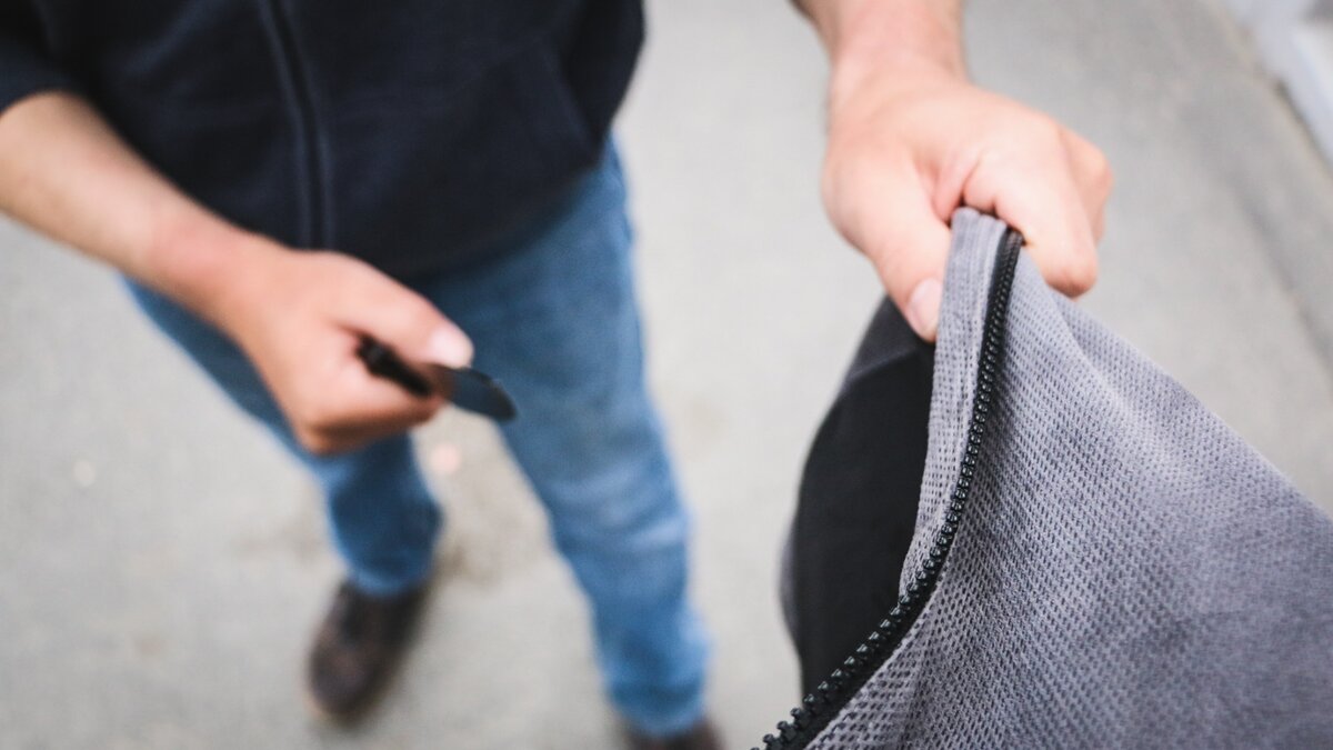     Участники дорожного движения рядом с Некрасовским путепроводом во Владивостоке стали очевидцами инцидента с применением ножа. Водитель, остановившись около магазина «1000 мелочей» повздорил с другим автовладельцем.