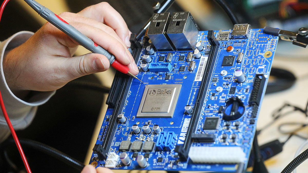 По данным &quot;Ведомостей&quot;, более половины выпущенных процессоров &quot;Байкал&quot; из российской компании &quot;Байкал Электроникс&quot; оказываются бракованными.