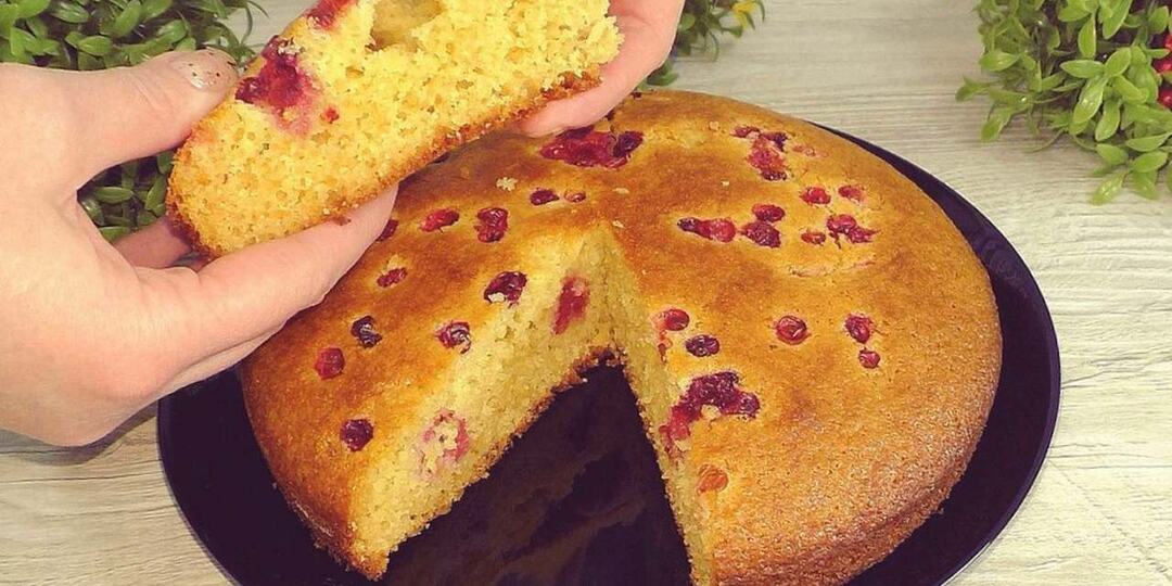 Вкусная выпечка к чаю с замороженными ягодами