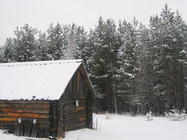 машина проехала дальше и остановилась а самом конце этого поселения, возле одиноко стоящего, невзрачного на вид, дома. 