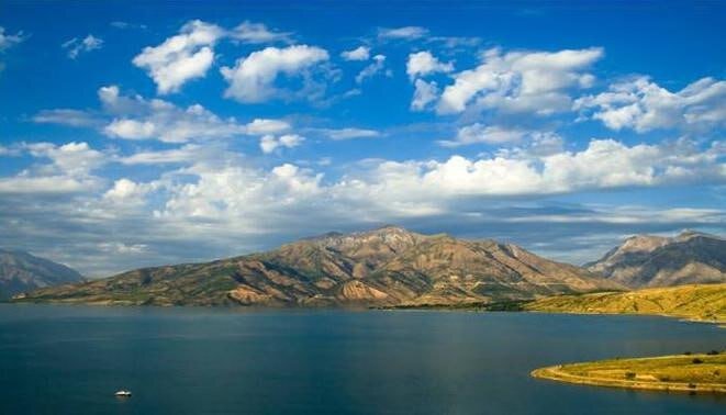 Aydarko‘l — bu sun’iy yaratilgan ko‘l bo‘lib, Nurota shahriga yaqin joylashgan. Ko‘l Qizilqum sahrosi o‘rtasida joylashgan bo‘lib, mahalliy aholi sahroning feruza daryosi deb nomlashadi va buning hayratli yeri yo‘q, zero, sahroning qoq o‘rtasida bunday o‘lchamdagi ko‘lni yana qayerda uchratish mumkin.

Aydarko‘lning paydo bo‘lish tarixi juda qiziq: gap shundaki, o‘tgan asrning o‘rtalariga qadar ko‘l o‘rnida namlik yeri bo‘lmagan quruq yer hosil bo‘lgan. Bahorda esa bu yerda Tuzkon ko‘li hosil bo‘lib, kunlar isishi bilan bug‘lanib ketardi. Shu vaqtda suv sathini nazorat qiluvchi shlyuzli Chordaryo GESi qurilgan. GESga suv Sirdaryodan kelib tushgan, biroq 1969 yildan 1970 yilga qadar GES suv mo‘lligidan tosha boshlagan va to‘g‘on o‘pirilishini oldini olish uchun shlyuzlar ozgina ochilgan. Natijada, suv Arnasoy pasttekisligiga oqa boshlab, keyinchalik Aydarko‘l hosil bo‘lgan. Ko‘l ko‘plab mayda ariqlarni birlashtiradi va Orol dengizidan keyin, ikkinchi o‘rinda turuvchi O‘zbekistondagi sho‘r ko‘l sanaladi. 

Bugungi kunda ko‘l yuzasi 4000 kv.m.ni tashkil qiladi. Bundan yarim asr avval Aydarko‘lni hech qaysi bir dunyo xaritasidan topa olmasdingiz, xozir esa bu — inson qo‘li bilan yaratilgan mo‘’jizakor yerdan 100 lab flora va fauna vakillari  makon topishgan bo‘lib, ulardan ayrimlari Qizil kitobga ham kiritilgan. Shuning uchun ko‘l nafaqat sayyohlarga, balki ko‘l sohilida yashovchi kamyob hayvonlar, qushlarni o‘rganuvchi zoologlar uchun ham qiziq joy hisoblanadi. Qushlar bu yerlarga, asosan, Orol dengizining qurishi bois, Qoraqalpog‘istondan kelib qolishgan. Ammo, sayyohlarning eng katta ermagi — baliq ovi bo‘lib, eng shinavandi baliqchining katta orzusidir. Bu yerlarda sazan, oqqayroq, zog‘orabaliq, sudak va boshqa turdagi baliqlarni uchratish mumkin. Bu yerga baliq ovi ixlosmandlari kelishadi. Ovlangan sazan va laqqa baliqlarning o‘lchami haqida mahalliy aholi orasida mish-mishlar yuradi.

To‘g‘ri, baliqlarni qirg‘oqdan 3 km masofada turibgina ovlash mumkin, lekin bu yirik o‘ljani qo‘lga kiritishda xalal bermaydi. Bu ko‘lda ovlangan baliq O‘zbekiston aholisining uchdan bir qismini baliq bilan ta’minlaydi, zero, Aydarko‘l maydoni O‘zbekiston baliq xo‘jaligi tarkibiga kiradi. Shuningdek, ko‘l maydoniga bir nechta ov xo‘jaligi ham kiradi, albatta, ko‘l yaqinida ov qilish ma’n qilingan, lekin qo‘riqxona maydonidan tashqarida ov mavsumlari o‘tkazilib, yovvoyi o‘rdaklar, g‘oz, tustovuq, baliqlar va hatto, yovvoyi cho‘chqalarni ham ovlashingiz mumkin.