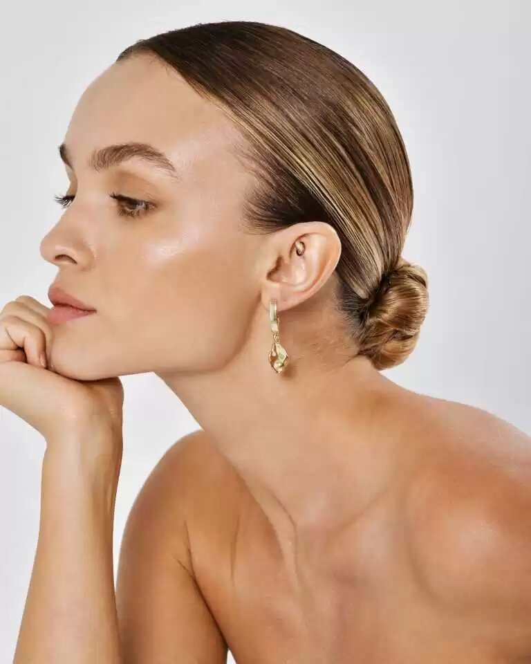 На фото серьги с перламутром