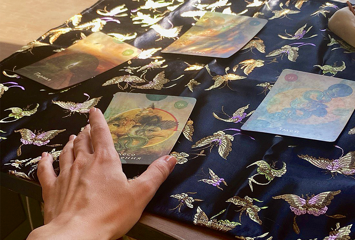 Четыре карты из "Оракул Шамана-мистика", взятые за основу медитации: Ветер, Змей, Колесо исцеления, Парная