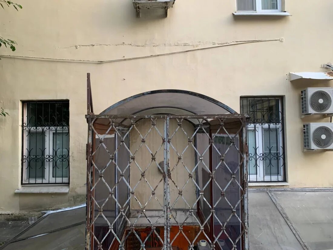 тот самый вход в будущий бар