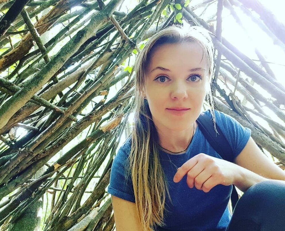В лесу, под шалашом. 
