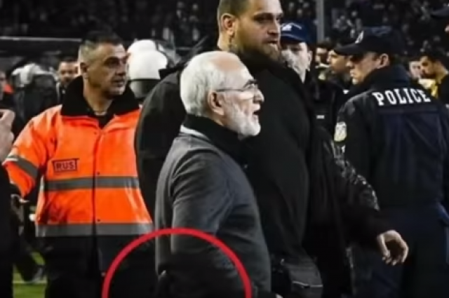    Иван Саввиди на поле с пистолетом. Фото: Кадр youtube.com