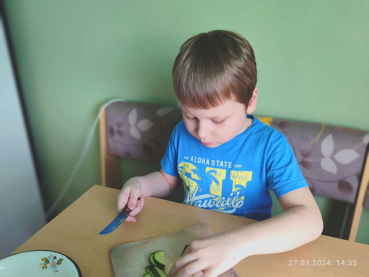 Паша, ой, то есть, я хотела написать, шеф-повар кромсает огурец