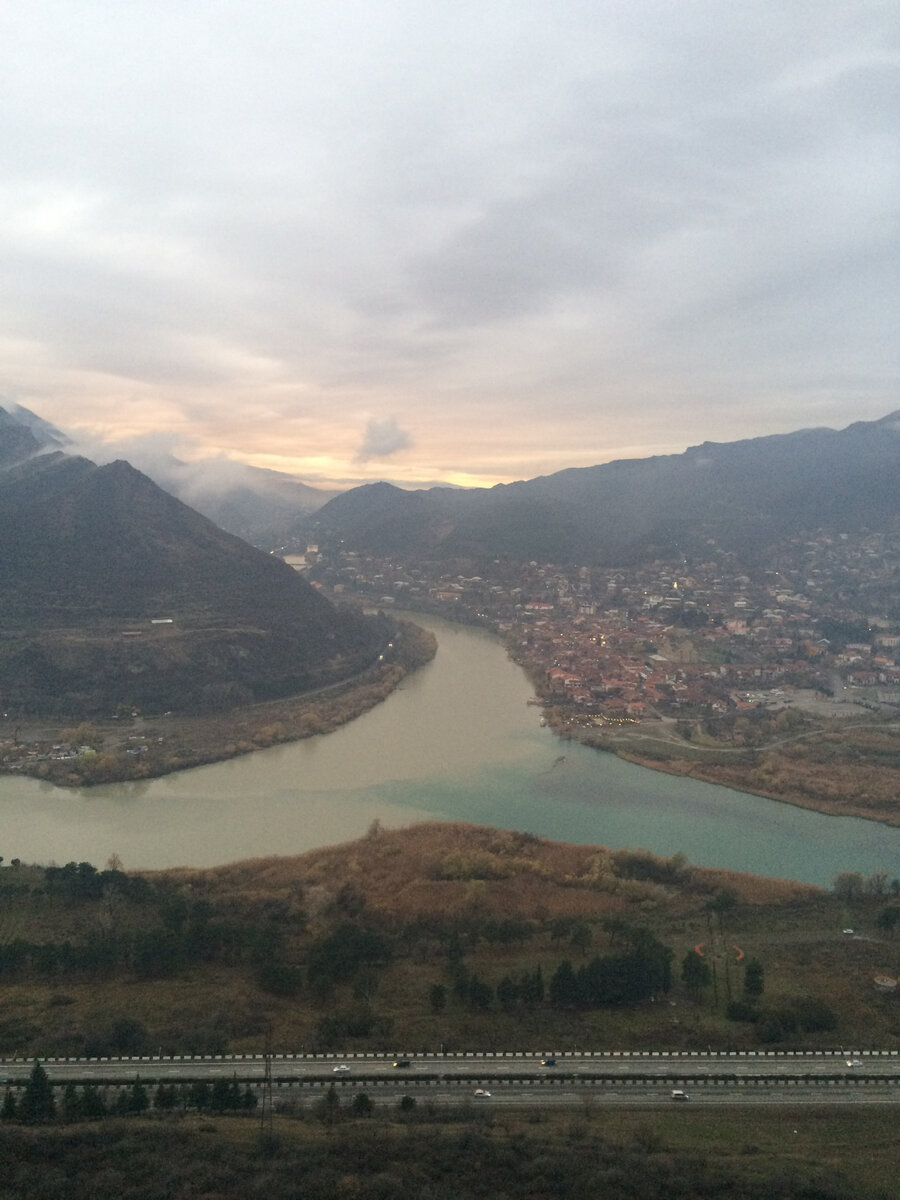 Там где Кура сливается С Арагви.. Лермонтов это видел, я это видела и ещё через сотни лет после люди будут видеть эти 2 потока разной воды. Фото автора