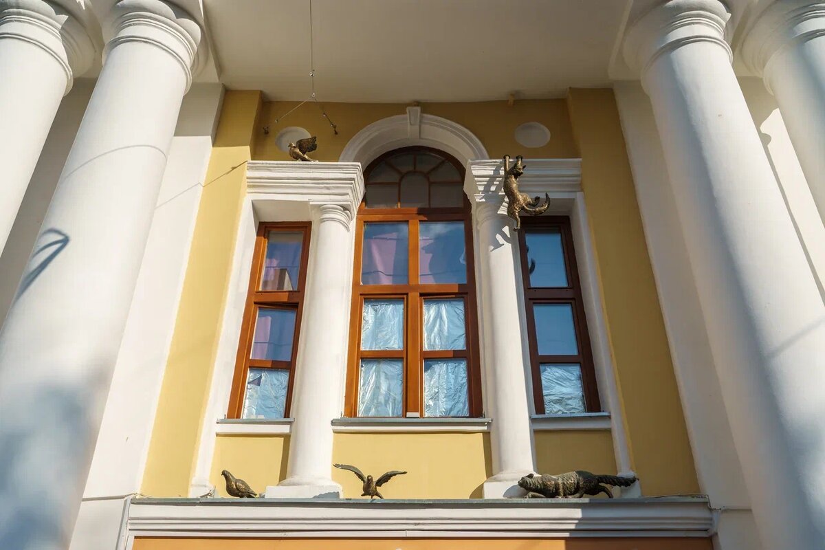 Скульптура «Охота на голубей» на фасаде Учебного театра