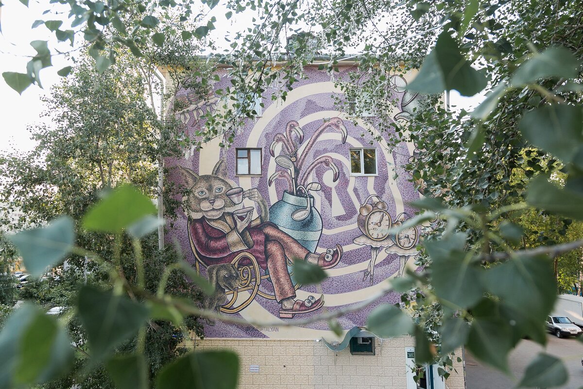 Чеширский кот встречает гостей Ярмарки. Фото: фестиваль стрит-арта «Место»