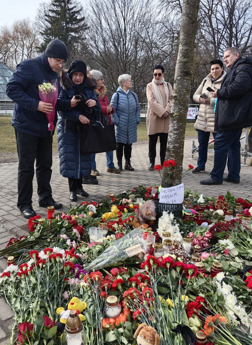 Отдать дань памяти погибшим при теракте приходили не только рижане, но и жители других городов Латвии / © Sputnik