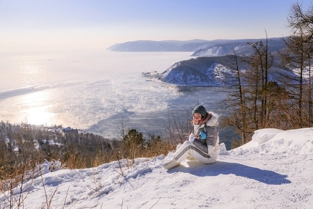Вот то самое место, там где вы видите "дымок" - Ангара убегает от Байкала. Сам Байкал замерзает, а река нет. А да, это Юля, моя жена. Её будет много. Всё-таки я фотограф и странно было бы если бы я был в кадре часто.  