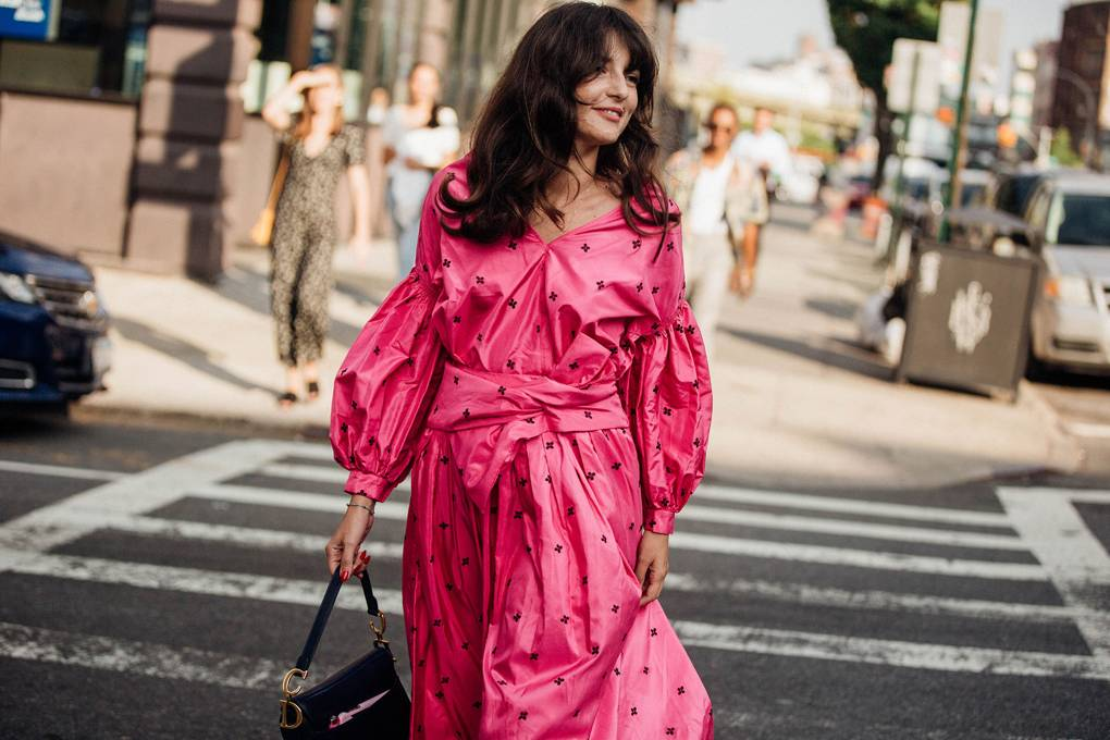 Для женщин он обещает быть эклектичным и многогранным. Этот стиль, вдохновленный улицами крупных городов, сочетает в себе элементы высокой моды, уличной одежды и спортивной эстетики.