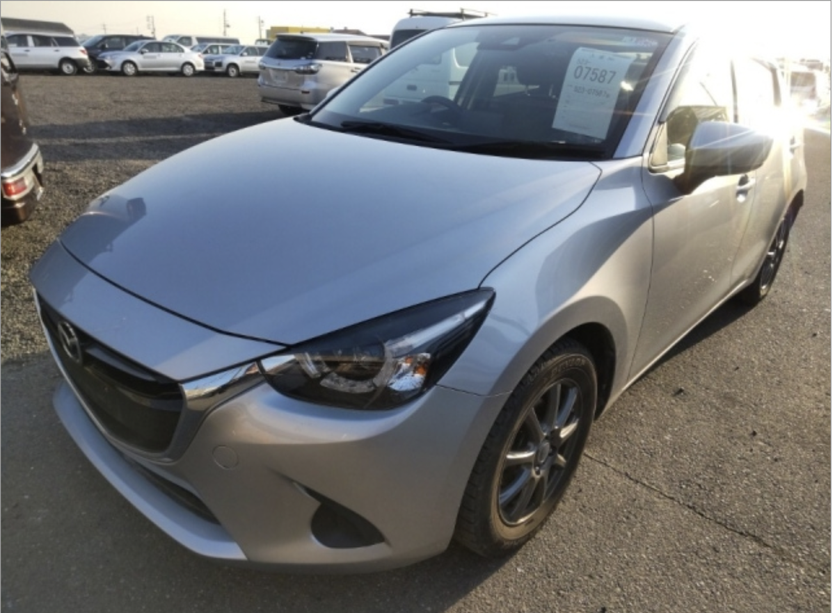 Малышка Mazda Demio в Японии, в остальном мире Mazda 2. Красивая оптика с фирменными светодиодными ДХО, объемные выштамповки. Тот же самый Витц этих же годов в дизайне остался еще в 2006 году. 
