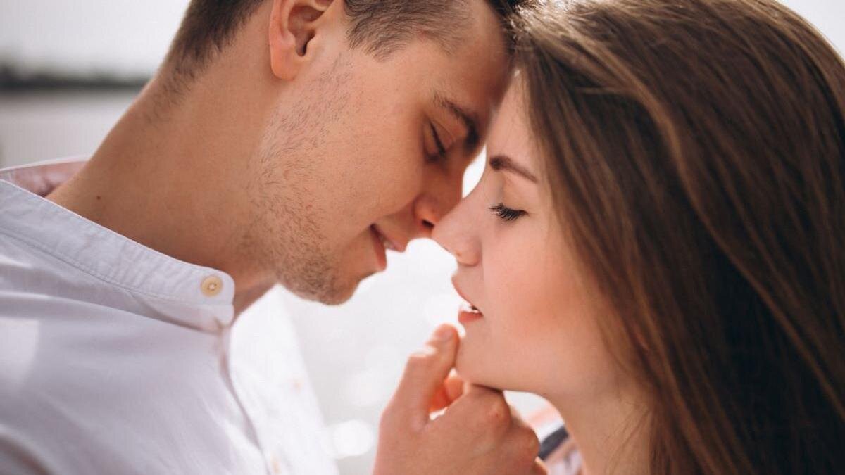    Парень хочет поцеловать девушку:Freepik