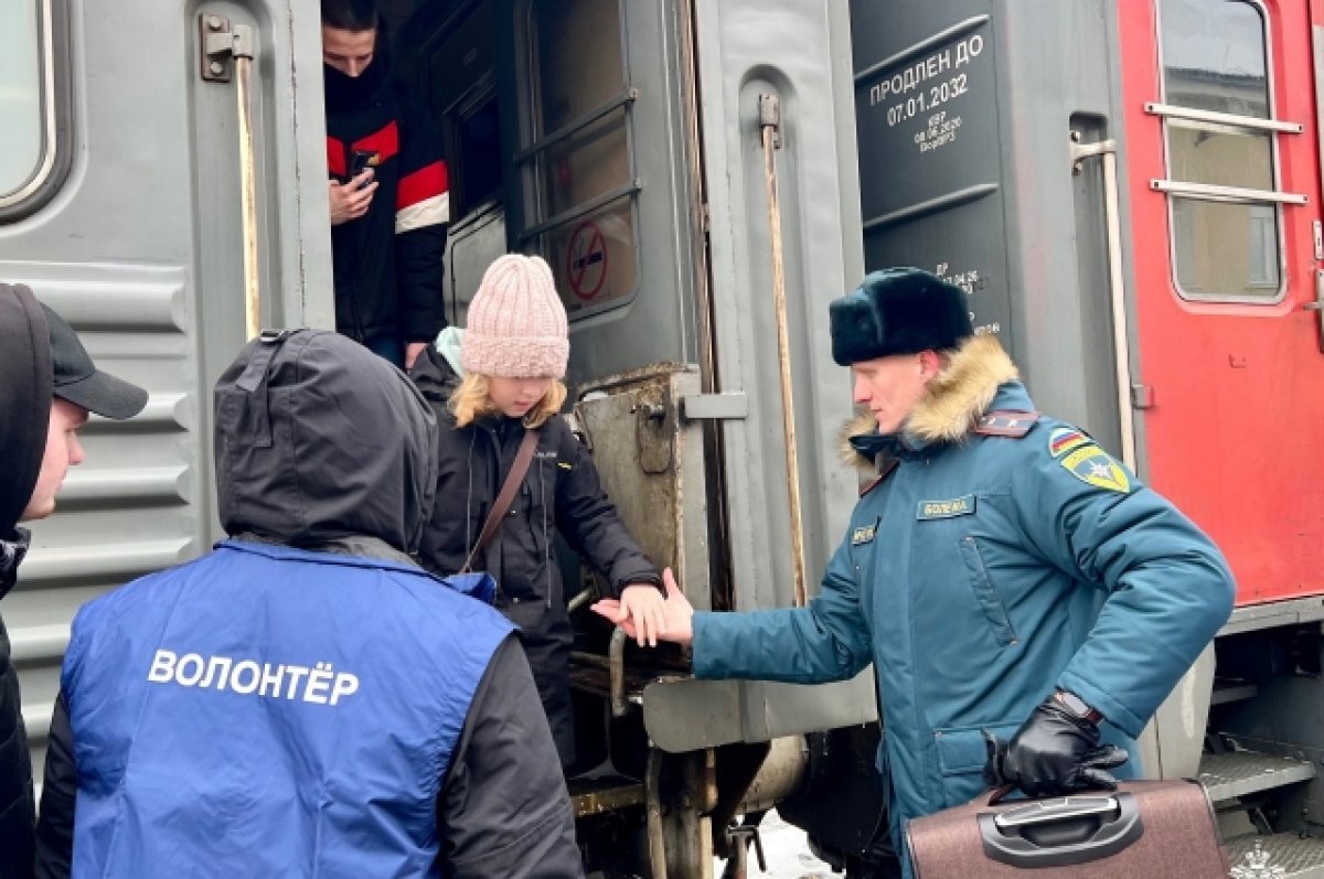    200 белгородских школьников прибыли в Коми, их встретили сотрудники МЧС