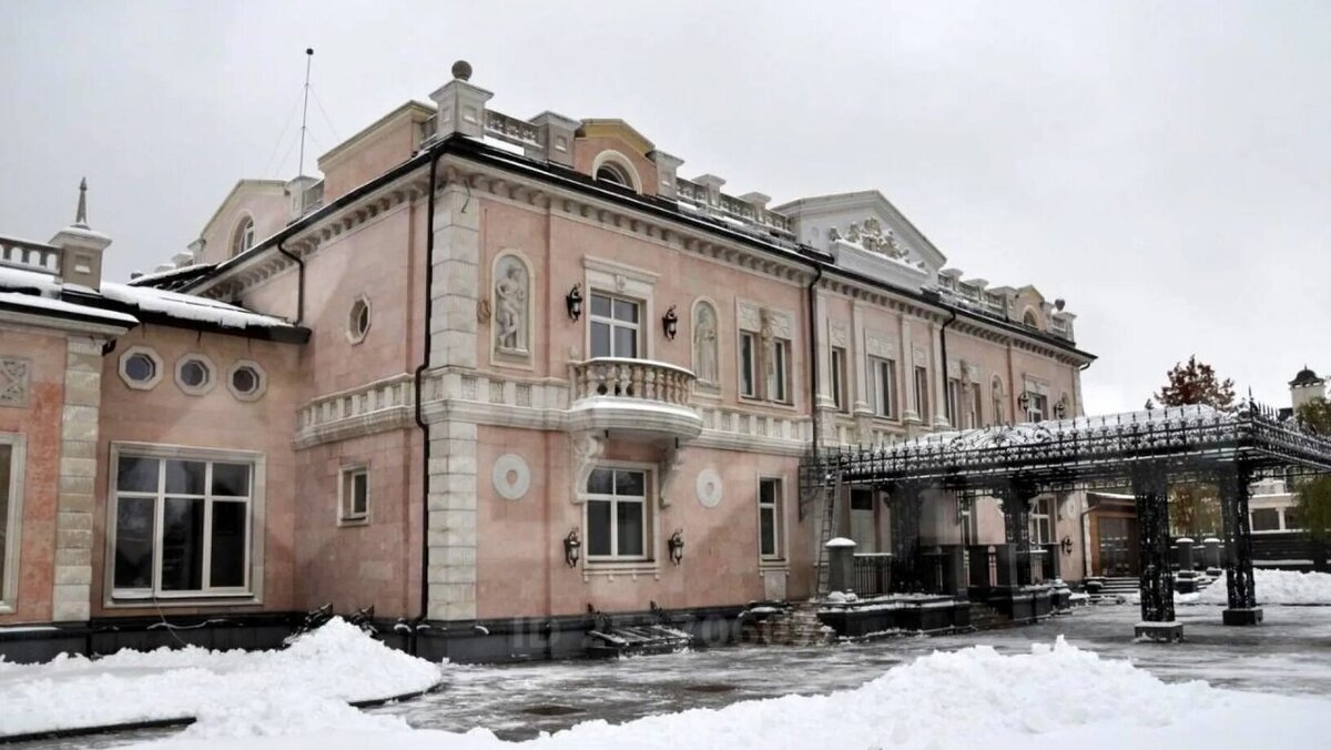 Первое место принадлежит настоящему «дворцу», выполненному из розового мрамора в ярко-выраженном классическом стиле, который располагается в элитном Подмосковном посёлке Барвиха...