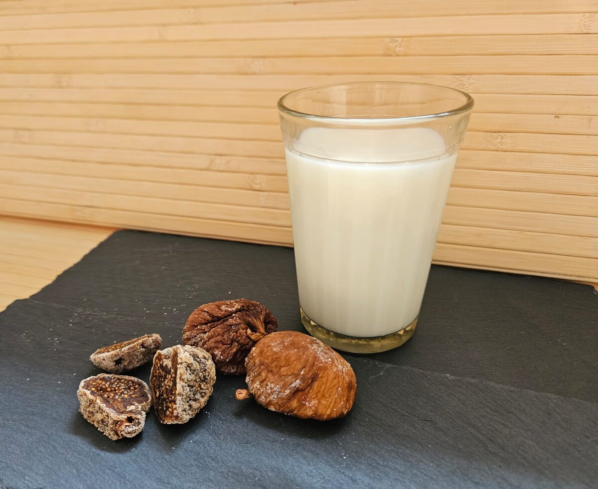 Молоко, прокипяченное с инжиром. Хорошо для детей.