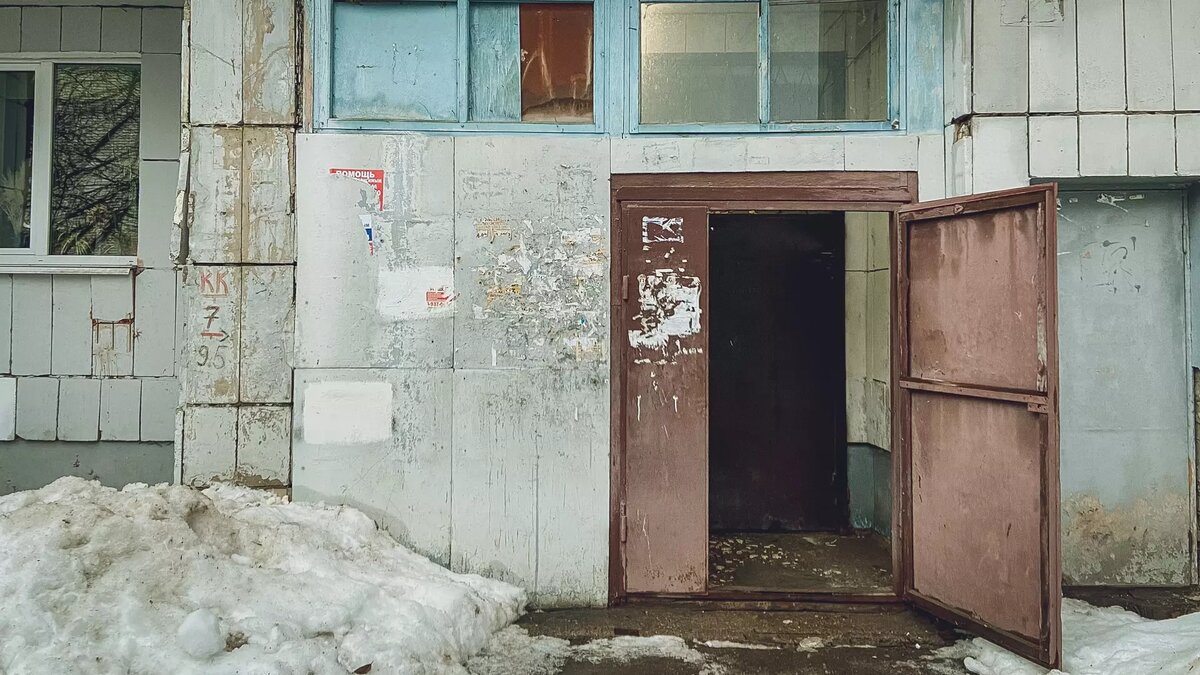     Видеозапись с места происшествия — двора в Миассе (Челябинская область) — появилась в телеграмм-канале Агентство чрезвычайных новостей.