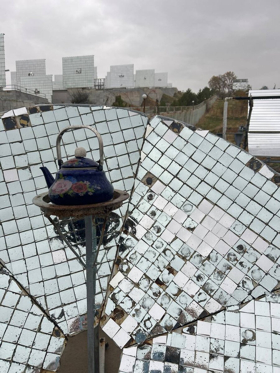 В качестве развлечений детям можно предложить вскипятить воду в чайнике на одной из солнечных плит.