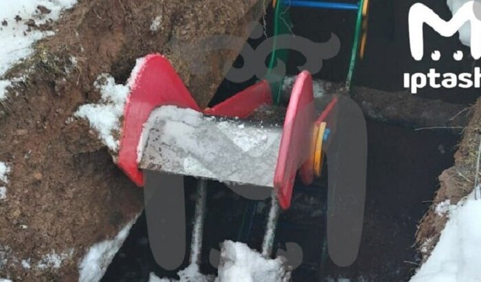    Катавшийся на горке ребенок вместе с ней провалился под землю