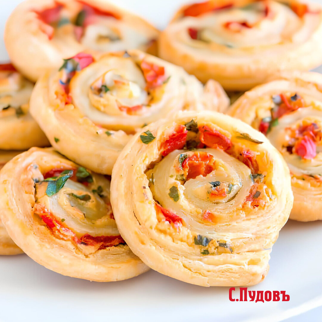 Рулетики из слоеного теста с сыром и сладким перцем