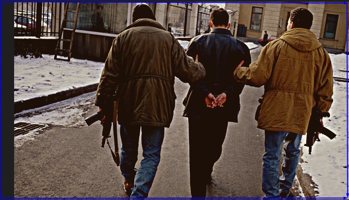 Вор должен сидеть в тюрьме. И обычным людям в принципе всё равно, законными методами ты его туда отправишь, или не совсем. Или просто ликвидируешь.