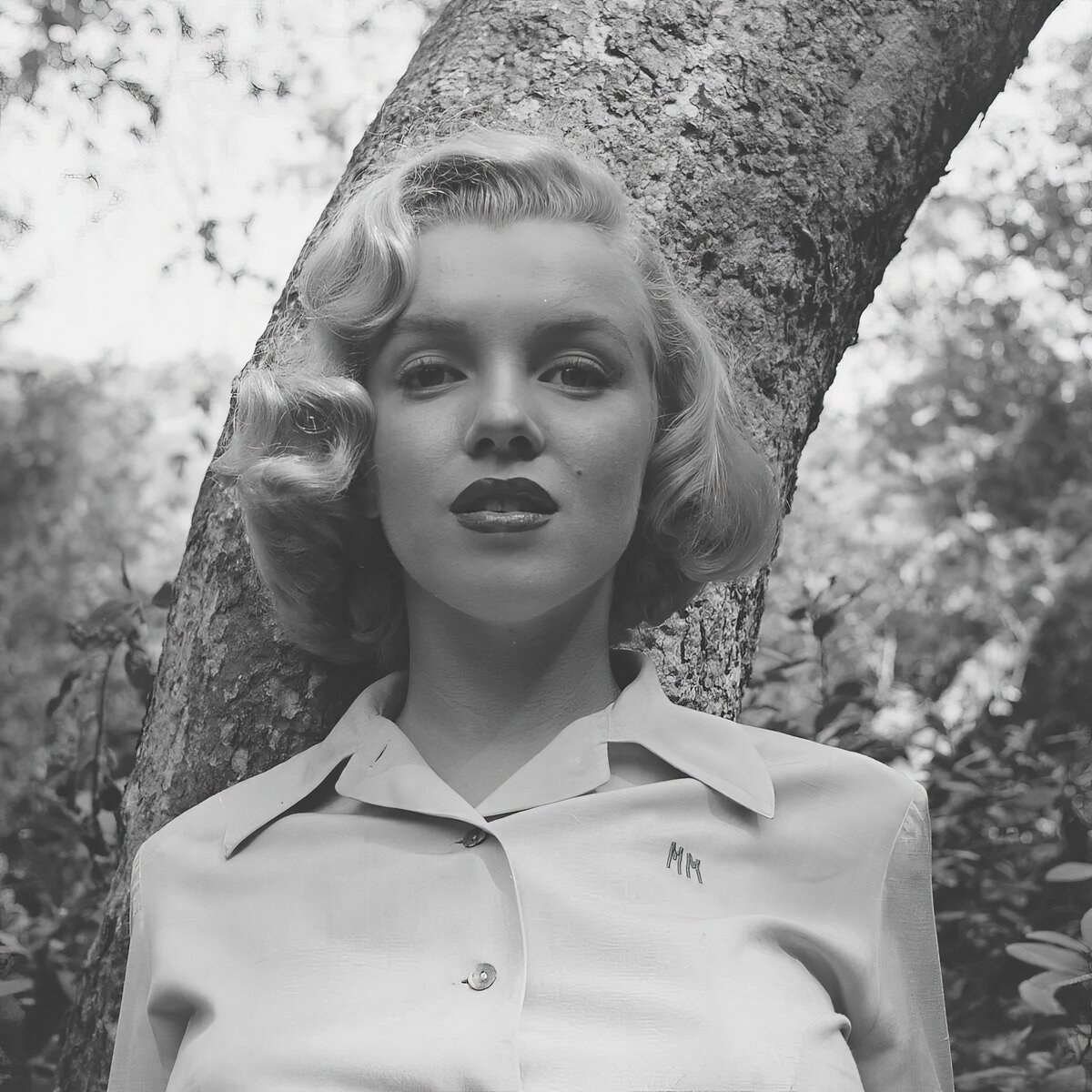 Молодая актриса подписала контракт с Fox в августе 1946 года, но её большому сожалению после окончания второго шестимесячного контракта, третий подписывать отказались.-2