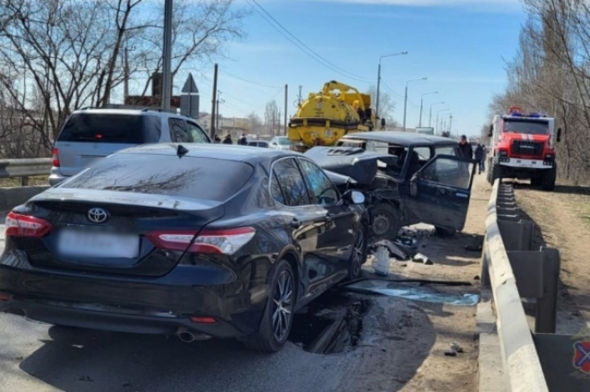    Двое водителей и 4 автомобиля пострадали в массовом ДТП под Волгоградом