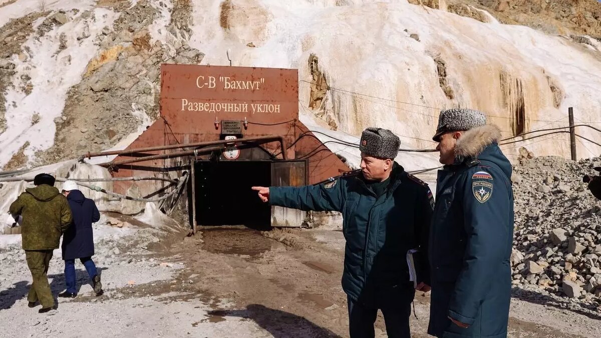     Власти остановили спасательные работы на руднике «Пионер» в Приамурье, где были заблокированы 13 горняков после прорыва грунта. Шансов на спасение людей не остается.