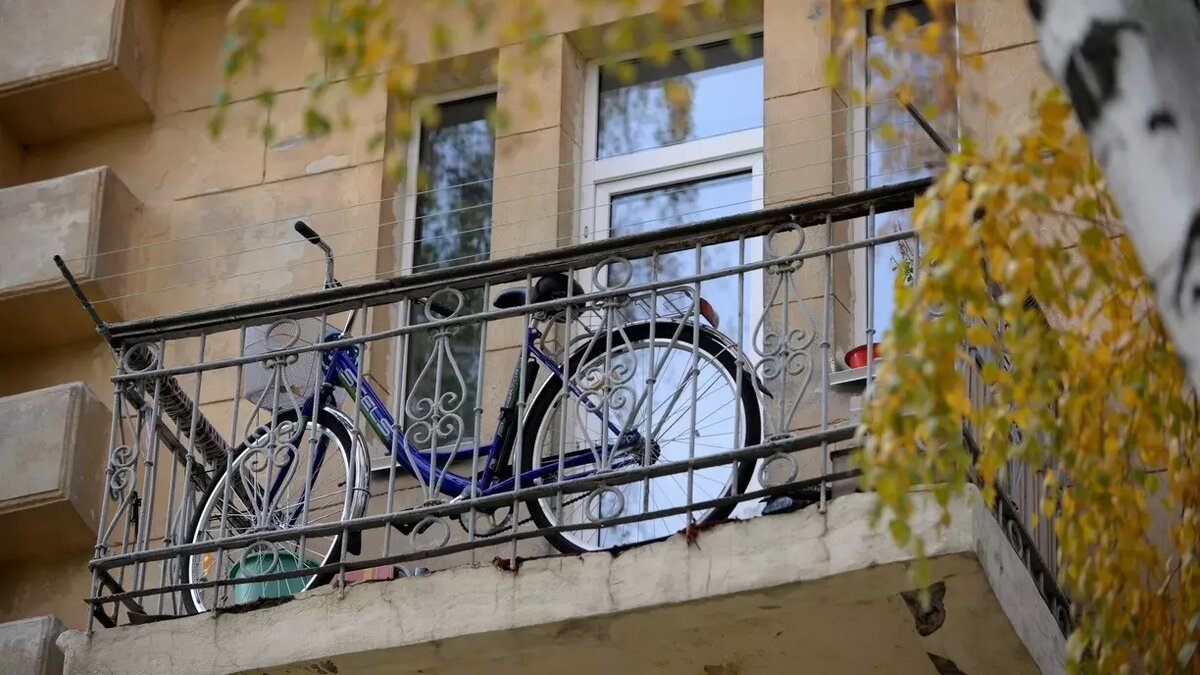 В Екатеринбурге обрушился балкон. Обломки отлетели на тротуар | Новости  Тагила TagilCity.ru | Дзен