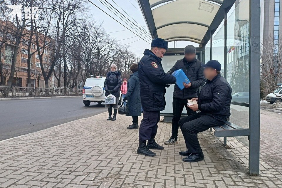 играет в карты на полицейского. игроки в домино. играет в карты на полицейского. карточные игры. покер.