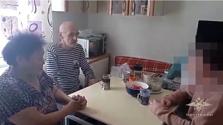 За чашкой чая супруги благодарят полицейского за спасение из тундры. Фото: скриншот видео МВД России.