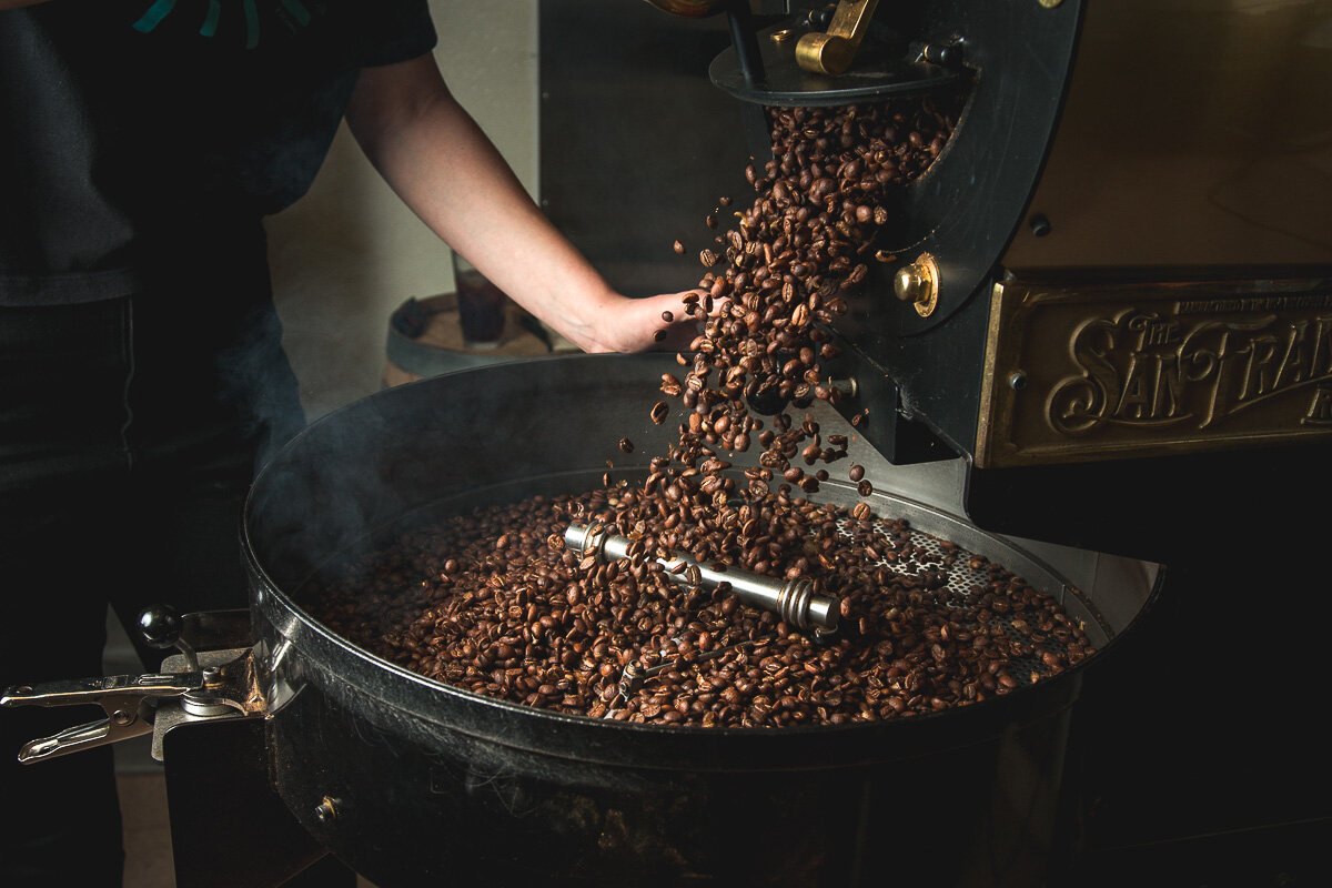 Кофе после обжарки. Roasting brew кофе. обжаривание зерен кофе. ростер для обжарки кофе. промышленная обжарка кофе.