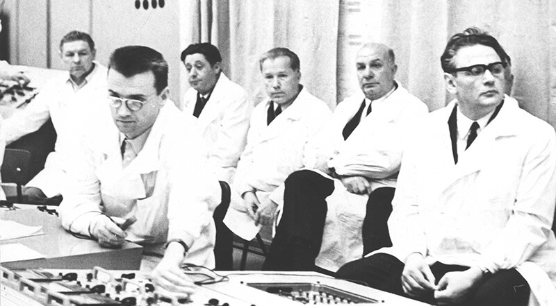 Сотрудники ФЭИ в ожидании физического пуска БН-350. Яндекс картинки