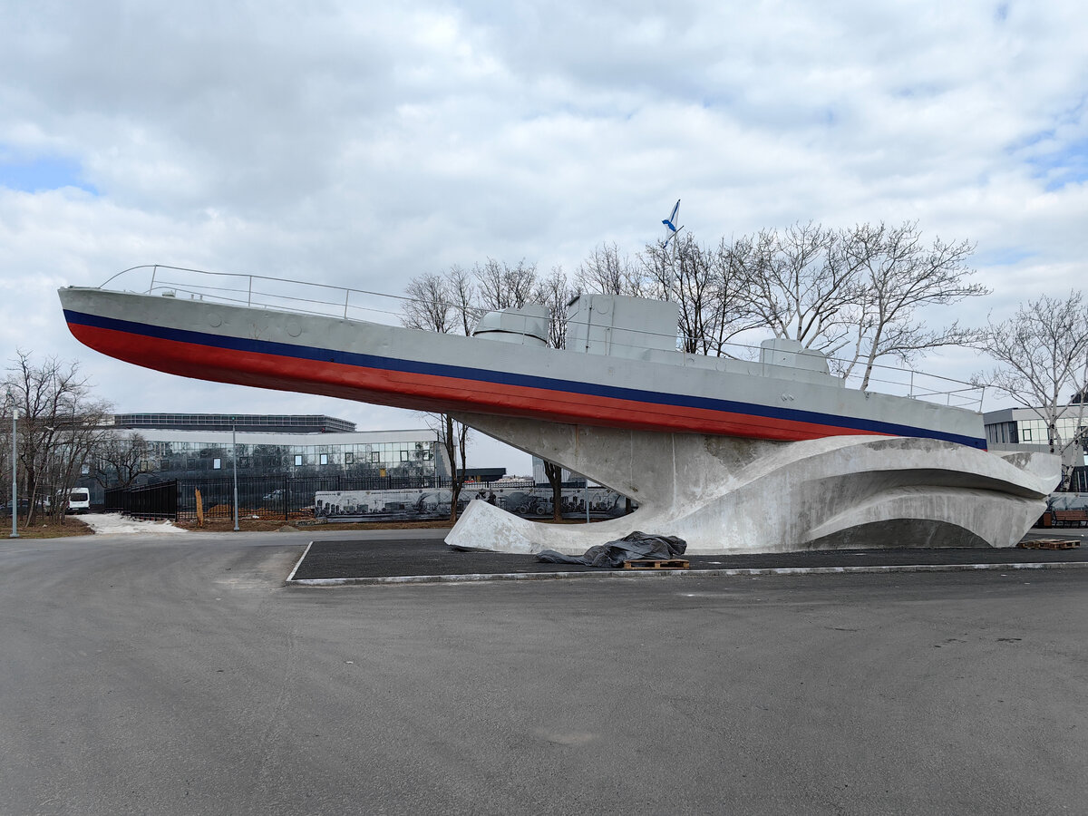 Катер времен ВОВ на фоне нового Нахимовского училища