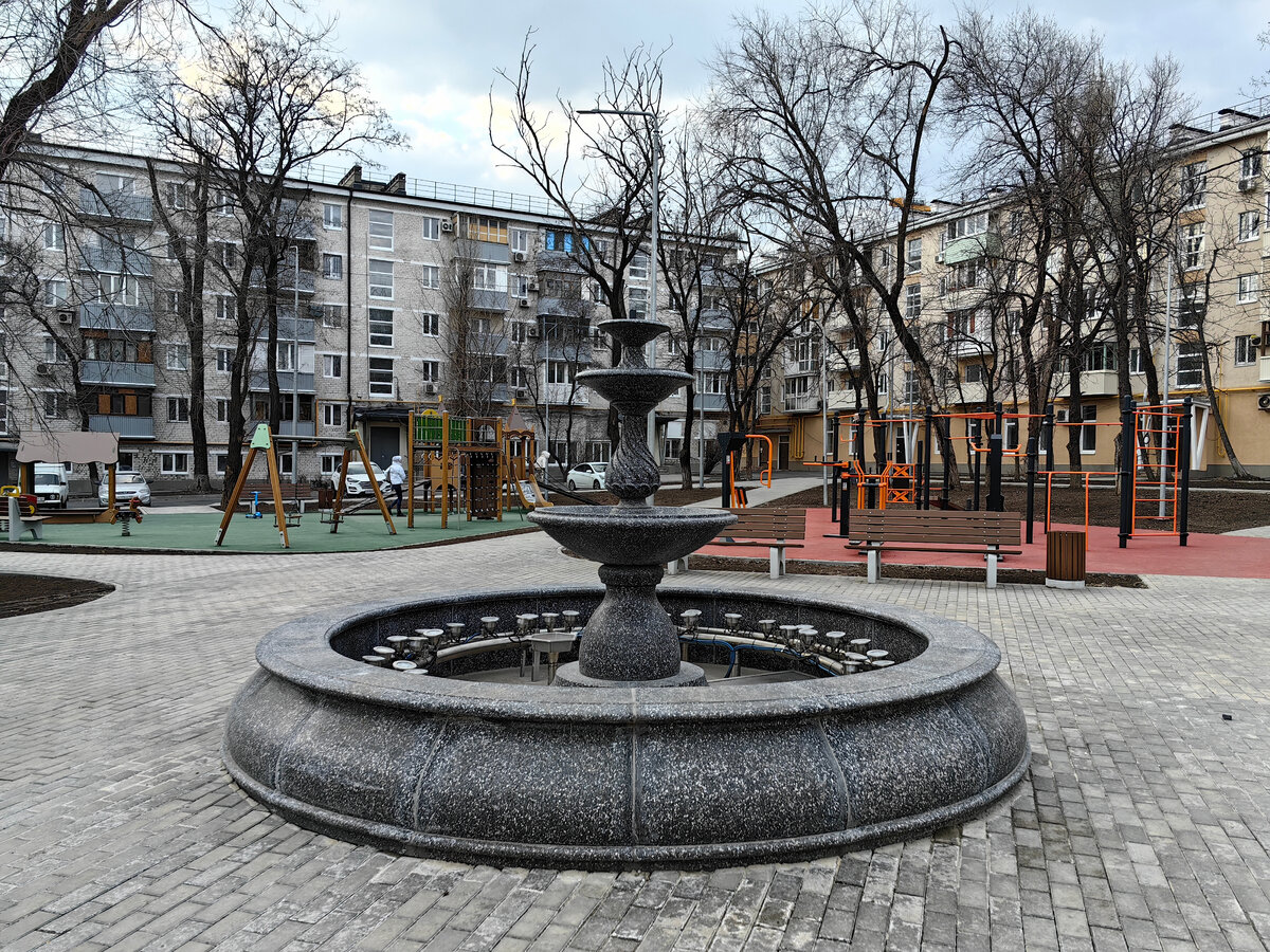 Фонтан во одном из дворов (за ЗАГСом) - подарок от питерцев