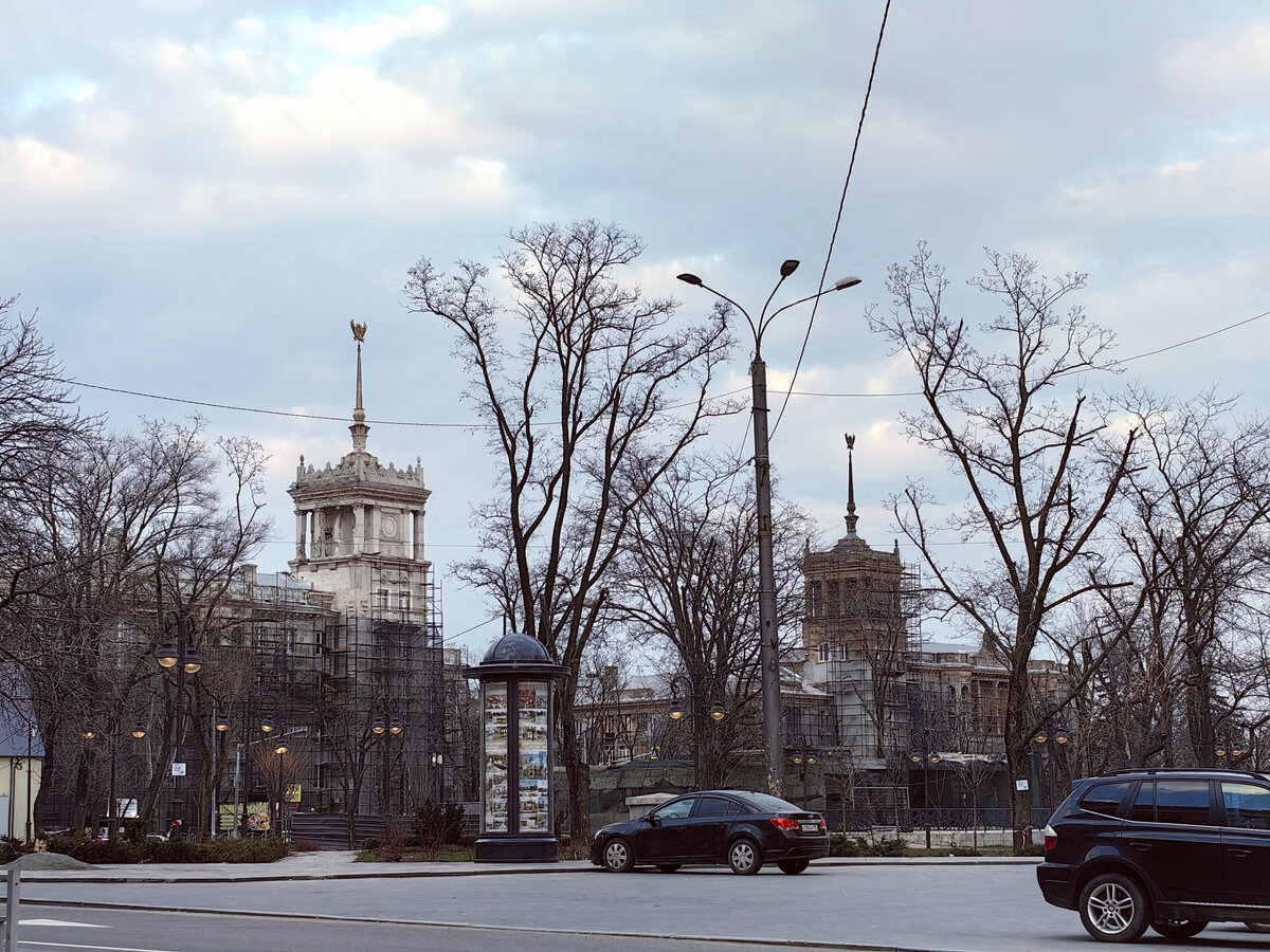 Дома со шпилем возле Театральной площади - визитная карточка Мариуполя