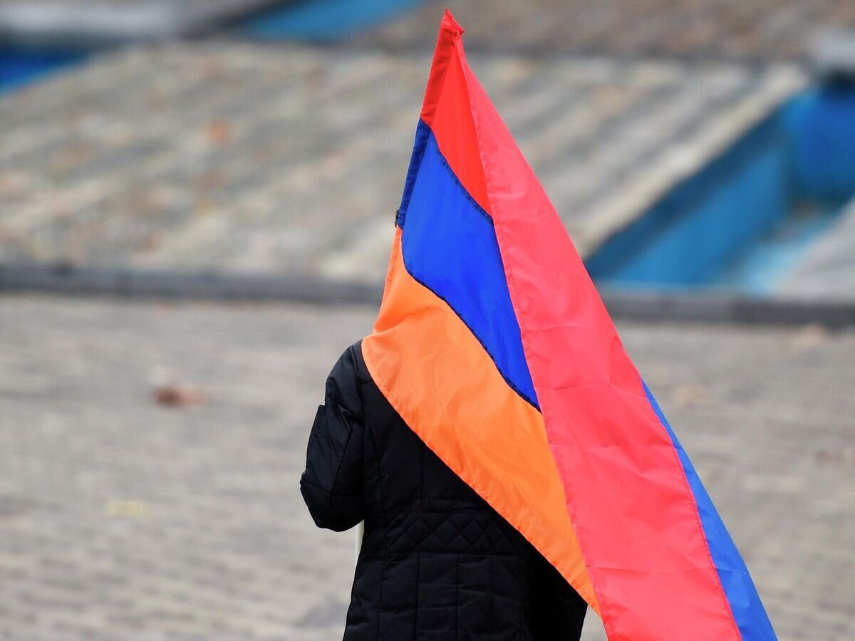    Сторонник оппозиции идет с флагом на митинг на площади Республики в Ереване© Sputnik / Асатур Есаянц
