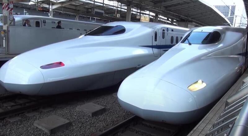 «Синкансэн» – так называется сеть высокоскоростных поездов в Японии. Отличить их можно сразу – по оригинальному внешнему виду, в частности, выдающемуся носу.