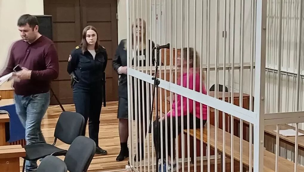     Алена Агафонова, ради хайпа в соцсетях «пощекотавшая» грудь Родине-матери в Волгограде, останется в СИЗО. Сегодня Волгоградский областной суд продлил ей меру пресечения.